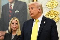 Trump exige al Departamento de Justicia $230 millones por las investigaciones en su contra, según The New York Times