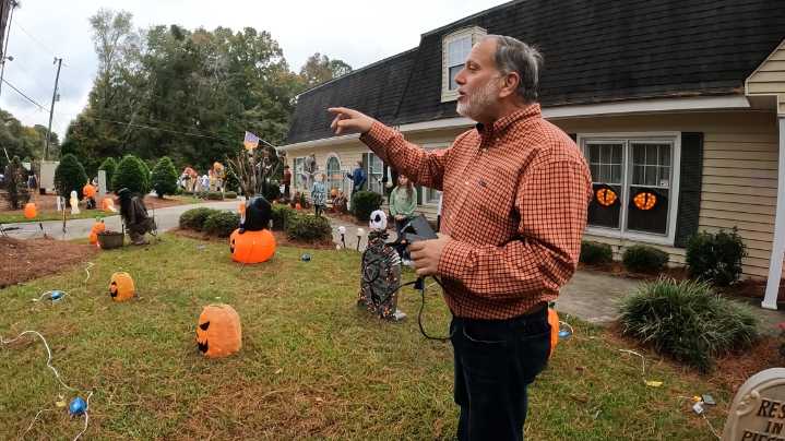 'The kids always like it' | Macon man transforms his home into spook-filled display for Halloween