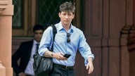 De asesor en las sombras a operador visible: el ascenso de Santiago Caputo en el universo Milei