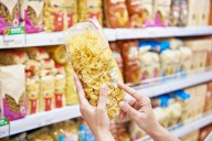 Retiran del mercado pasta por brote mortal de listeria