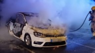 Un vehículo arde de madrugada en la avenida do Mar de Caranza
