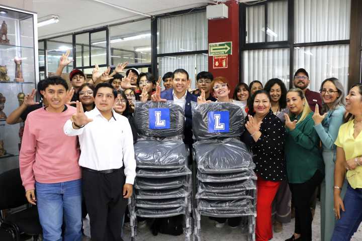 Fortalece UAdeC infraestructura educativa con entrega de mobiliario al IDEA y a la Preparatoria Número Uno