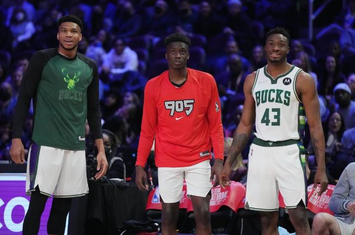 Deadspin | Report: Bucks signing third Antetokounmpo brother, Alex