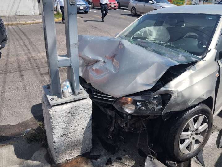 VEHÍCULO IBA A DAR VUELTA, PERO FUE IMPACTADO POR OTRO EN TOLUCA