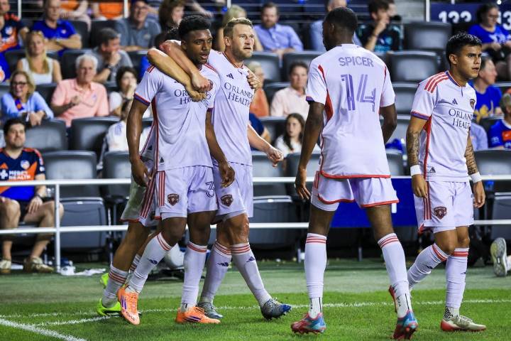 Deadspin | Orlando City, Columbus Crew meet in pivotal pre-playoff matchup