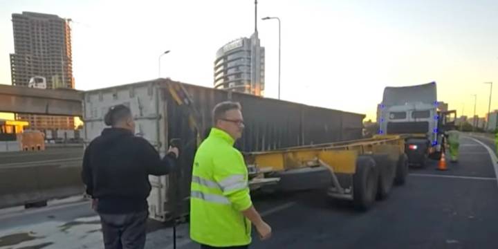 Cayó un container con pollo congelado en la conexión de la autopista 25 de Mayo y provocó demoras hacia La Plata