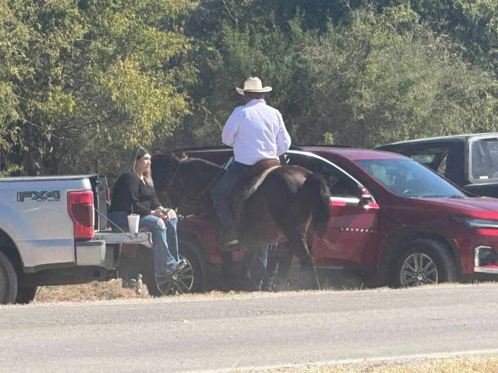 Rompe alcalde Ricardo Treviño con la tradición de cabalgar todo el recorrido en Allende