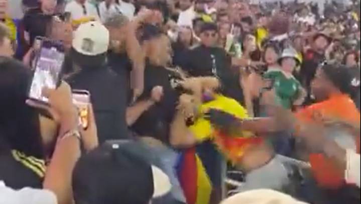 ¡Casi lo «empelotan»! Mexicanos «se desquitaron» con hincha colombiano ¿por la goleada?