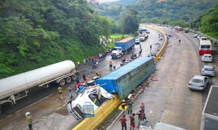 Un fallecido tras volcamiento en autopista Valencia