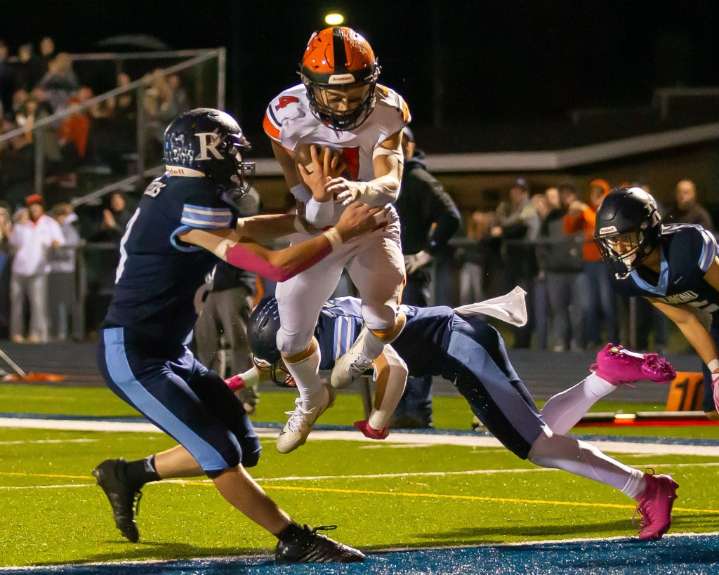 Almont takes down Richmond in battle of BWAC unbeatens, clinches title share