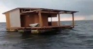 Restaurante flotante es arrastrado por la corriente del río Tuxpan tras fuertes lluvias y reaparece frente a Alvarado