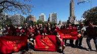 Banderas, micros y cánticos: "Las fuerzas del cielo" ya están en Rosario para apoyar a Milei