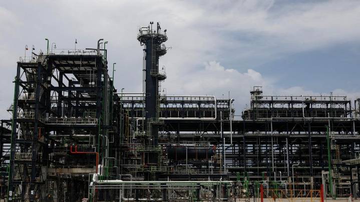 Nigerian billionaire plans expansion of Africa's biggest oil refinery