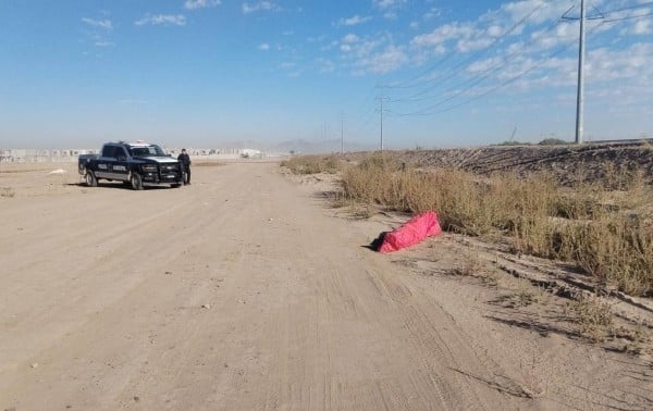Abandonan cadáver envuelto en plástico rosa