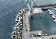 Culmina sin incidencias la recarga de 378 bloques en el dique del puerto de Lastres