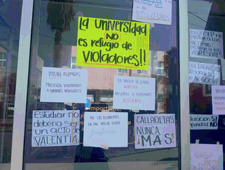 (Vídeo) Estudiantes bloquean calles y mantienen tomada la Facultad de Derecho de la UASLP