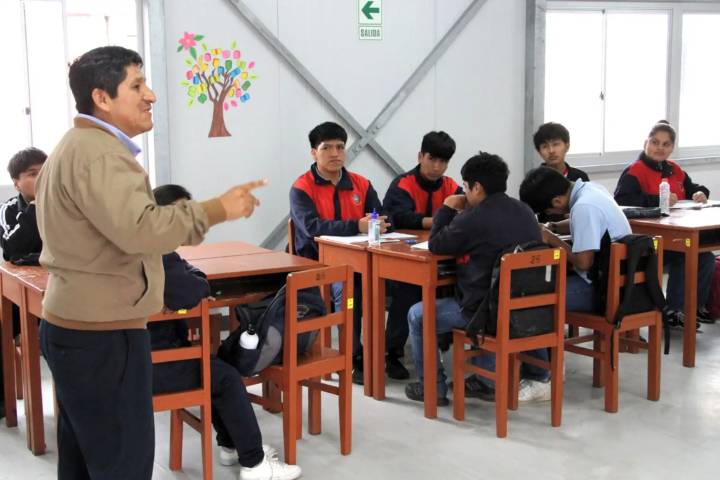 Congreso: Comisión aprueba dictámenes para incremento salarial de docentes