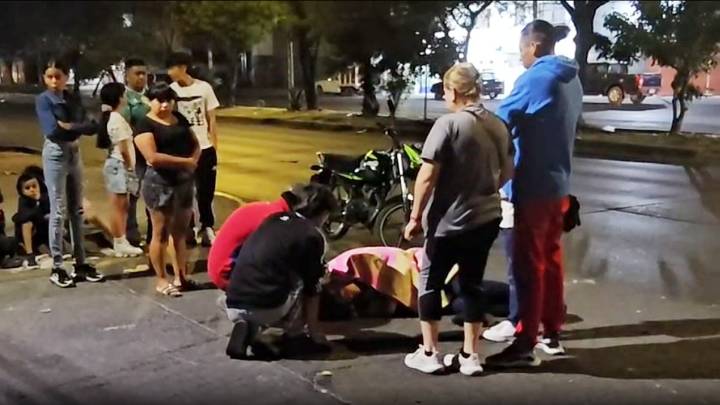 Joven motociclista queda grave por ir a exceso de velocidad en Guadalajara; sus padres le niegan ayuda por sus constantes accidentes