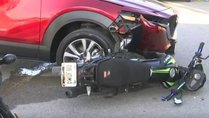 Accidente vial en la calzada Ávila Camacho de Torreón deja a motociclista lesionado