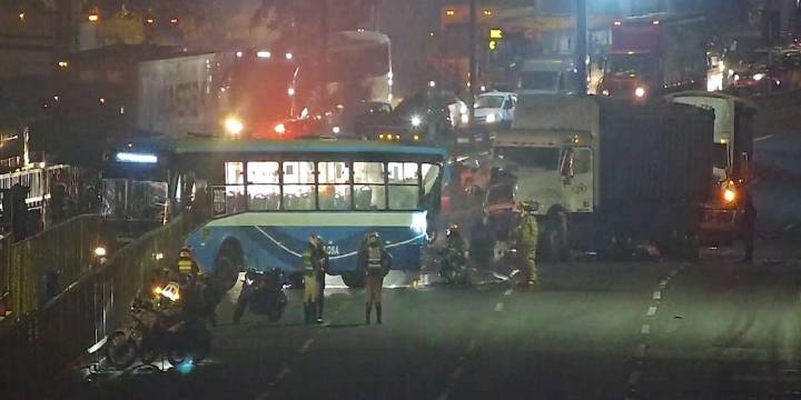 Triple choque entre tráileres y un bus de “El Chino” en Puente Nuevo causa cierre parcial de la Vía de Evitamiento