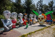 Con cráneos, catrinas y alebrijes de hasta 15 metros, colectivo exporta la tradición del Día de Muertos