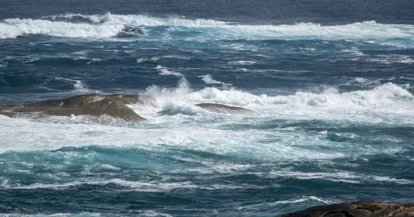 Elementos navales rescatan a 28 menores en embarcación