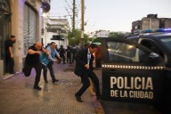 Crisis terminal. San Lorenzo, en llamas: los hinchas echaron a Moretti, que se fue de Boedo en un patrullero