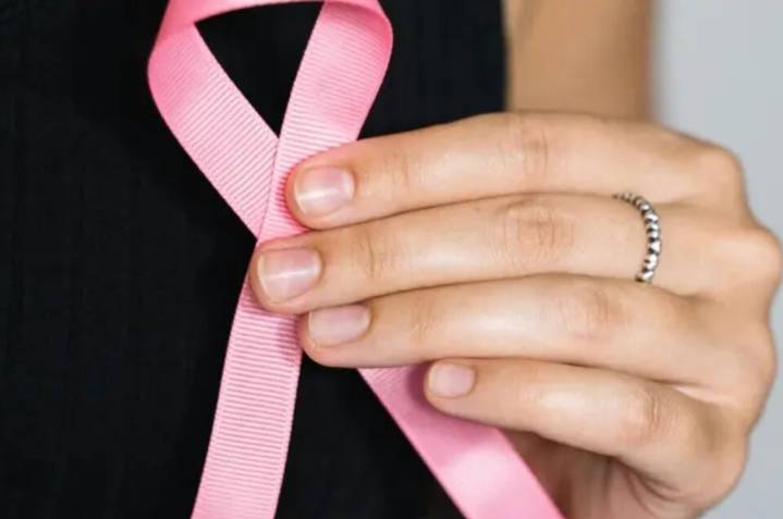 ¿Por qué el uso del moño rosa para el cáncer de mama?