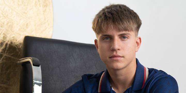 Entre looks urbanos y el apoyo familiar: así fue el debut de Valentino López como modelo