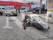 MUJER MOTORISTA CHOCA DE FRENTE CONTRA Y SALE DISPARADA CONTRA EL PISO