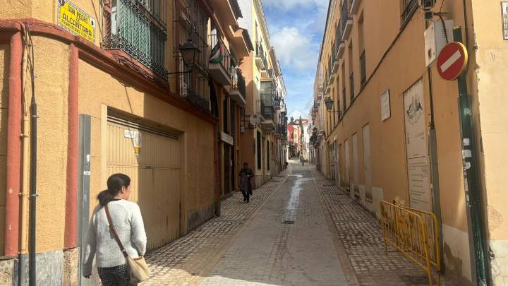 Vecinos de la calle San Pedro de Alcántara tras terminar su reparación: "Esto parece otra calle"