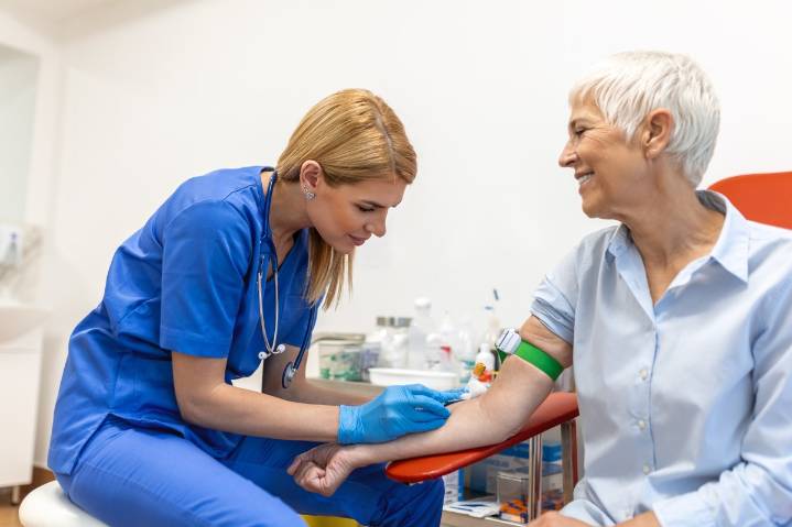 FDA aprueba nueva prueba de sangre para ayudar a descartar Alzheimer en adultos mayores