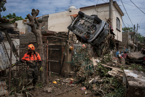 México acelera la búsqueda de desaparecidos por fuertes lluvias que dejaron al menos 64 muertos