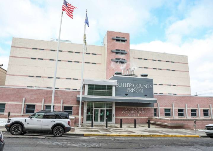 Prison board approves antenna system for radios