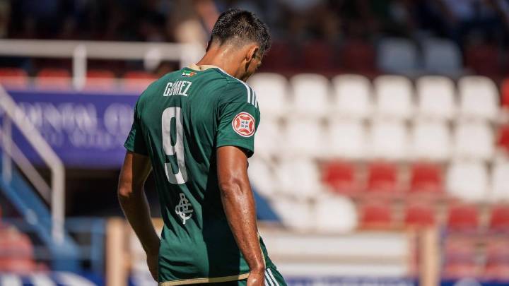 Cobos pide "dejar tranquilos" a los '9' del Cacereño