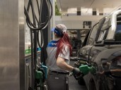Nafta y gasoil: las rebajas de hasta 30% que dan YPF, Shell, Axion y Puma en octubre 2025
