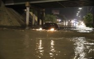 Vehículos varados y calles inundadas por tormenta de casi toda la noche