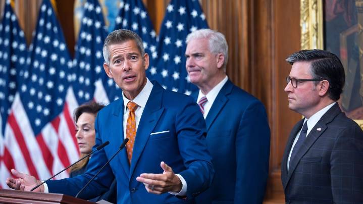 Government shutdown continues to add to stress on air traffic controllers and disrupt flights