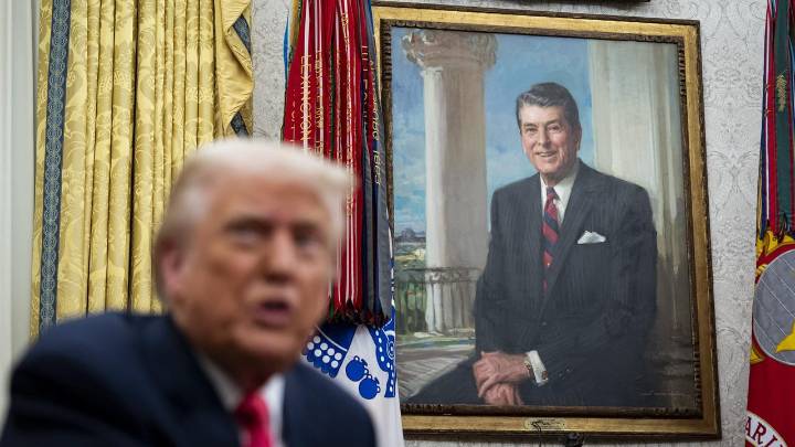 Trump anuncia un aumento del 10% en los aranceles a Canadá como castigo por la publicidad en su contra