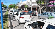 Protesta de taxistas de Roca: piden mayor control de vehículos ante el avance de Uber y Cabify en la ciudad