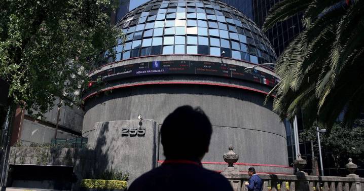 El peso y la bolsa mexicana caen ante contracción del PIB en México