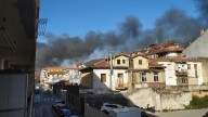 Un incendio calcina la nave de una conservera en Cantabria