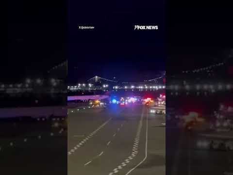 RUNWAY CHAOS: Two Delta regional jets collided on a taxiway #delta #plane #shorts #airport