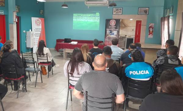 Bomberos capacitaron a personal policial en reanimación y primeros auxilios