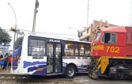 ATU sancionará a chofer y empresa por accidente entre tren y bus