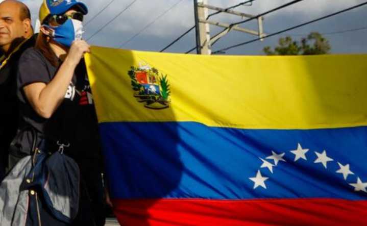 Corte Suprema de EE. UU. avala a Trump revocar amparo a venezolanos