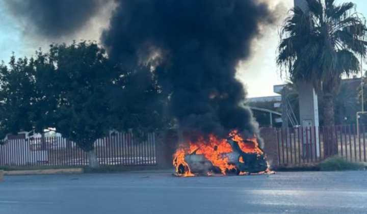 Auto se incendia sobre la carretera Torreón–San Pedro; dos personas resultan heridas