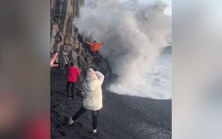 Moment Tourists ‘Risk Their Lives’ For Beach Photo Where Girl Recently Died %%page%% %%sep%% %%sitename%% Moment Tourists ‘Risk Their Lives’ For Beach Photo Where Girl Recently Died