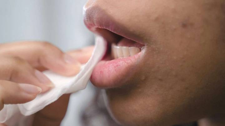 Conocida marca retira miles de toallitas desmaquillantes del mercado por posible contaminación en EEUU