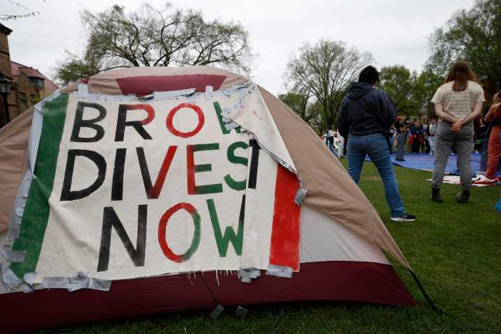 Universidad de Brown se une al MIT al rechazar pacto con Administración Trump